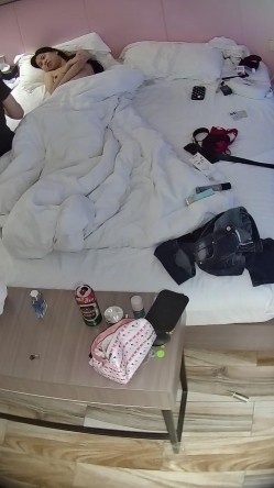 公寓酒店 都是周末出来开房的野鸳鸯 睡醒给男人先操嘴后操逼 然后吃点东西 又被男人抠逼 再打一炮 截图11