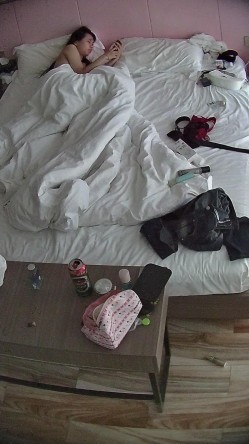 公寓酒店 都是周末出来开房的野鸳鸯 睡醒给男人先操嘴后操逼 然后吃点东西 又被男人抠逼 再打一炮 截图13