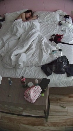 公寓酒店 都是周末出来开房的野鸳鸯 睡醒给男人先操嘴后操逼 然后吃点东西 又被男人抠逼 再打一炮 截图14