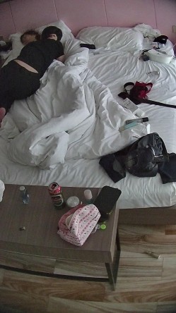 公寓酒店 都是周末出来开房的野鸳鸯 睡醒给男人先操嘴后操逼 然后吃点东西 又被男人抠逼 再打一炮 截图16
