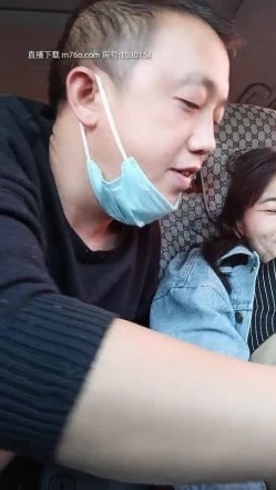 老司机约会风骚少妇玩车震，吃奶舔逼还没毛一线天真刺激，给骚逼舔湿直接插入，让骚逼上位抽插后入爆草射精 截图3