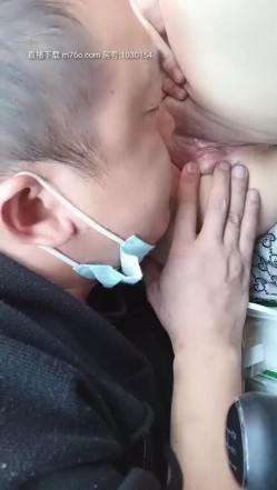 老司机约会风骚少妇玩车震，吃奶舔逼还没毛一线天真刺激，给骚逼舔湿直接插入，让骚逼上位抽插后入爆草射精 截图5