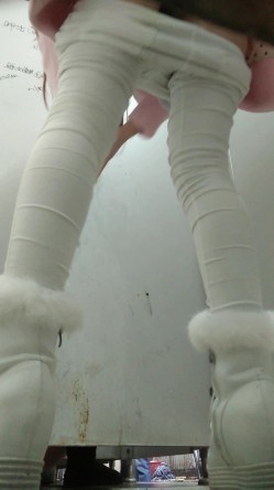 《农村旱厕逼脸同框》超多女人方便~有美女有极品逼~谨慎长腿美女左右看一圈镜头 截图9