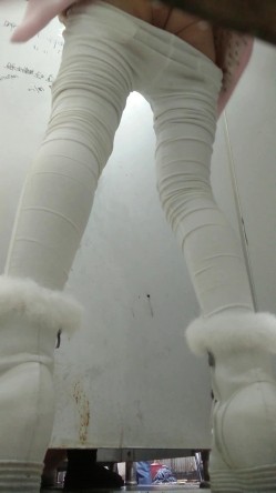 《农村旱厕逼脸同框》超多女人方便~有美女有极品逼~谨慎长腿美女左右看一圈镜头 截图10