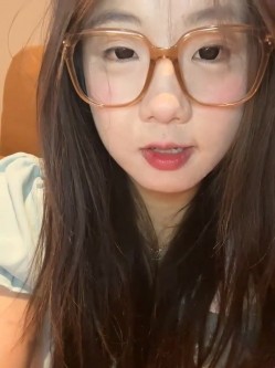 stripchat平台的人气女神，19岁学生妹，【Olivia】，童颜巨乳，高潮狂喷水，跟个水龙头一样，震撼刺激，屌爆了！ 截图1