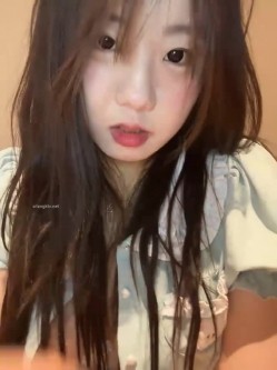 stripchat平台的人气女神，19岁学生妹，【Olivia】，童颜巨乳，高潮狂喷水，跟个水龙头一样，震撼刺激，屌爆了！ 截图2