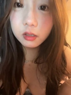 stripchat平台的人气女神，19岁学生妹，【Olivia】，童颜巨乳，高潮狂喷水，跟个水龙头一样，震撼刺激，屌爆了！ 截图4