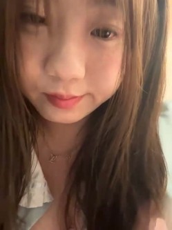 stripchat平台的人气女神，19岁学生妹，【Olivia】，童颜巨乳，高潮狂喷水，跟个水龙头一样，震撼刺激，屌爆了！ 截图6