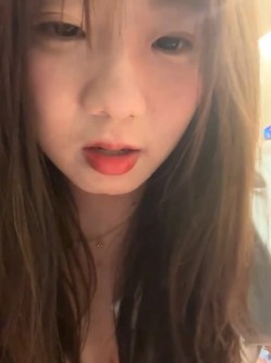 stripchat平台的人气女神，19岁学生妹，【Olivia】，童颜巨乳，高潮狂喷水，跟个水龙头一样，震撼刺激，屌爆了！ 截图9