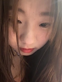 stripchat平台的人气女神，19岁学生妹，【Olivia】，童颜巨乳，高潮狂喷水，跟个水龙头一样，震撼刺激，屌爆了！ 截图16