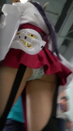 漫展cosplay抄底偷拍裙底 截图4