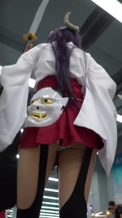漫展cosplay抄底偷拍裙底 截图5