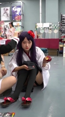 漫展cosplay抄底偷拍裙底 截图10
