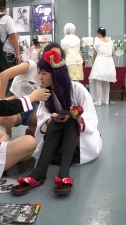 漫展cosplay抄底偷拍裙底 截图11