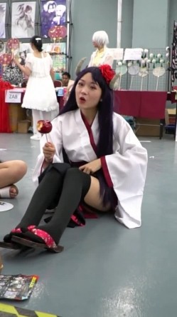 漫展cosplay抄底偷拍裙底 截图12