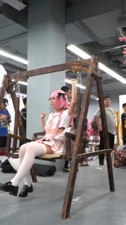 漫展cosplay抄底偷拍裙底 截图13