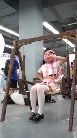 漫展cosplay抄底偷拍裙底 截图14