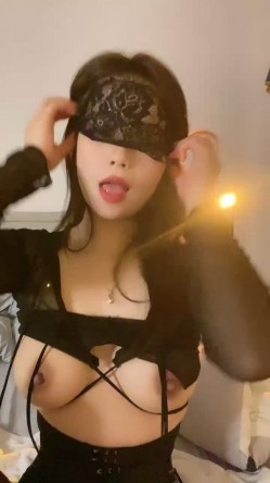 极品淫荡小骚货！大奶黑丝美臀！怼在镜头前骑乘位，上下套弄超诱惑，插得骚穴淫水直流 截图3