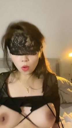 极品淫荡小骚货！大奶黑丝美臀！怼在镜头前骑乘位，上下套弄超诱惑，插得骚穴淫水直流 截图8