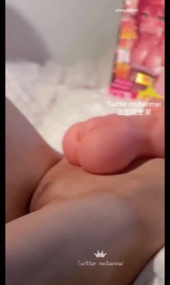 正宗极品无毛馒头逼，反差婊俏皮小狗【meibenmei】推特福利，这顶级鲍鱼看了就上头 截图13