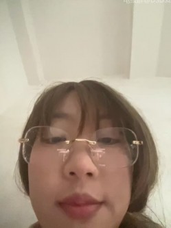 ️极品眼镜骚妹【xiaomugouya】非常反差的肥臀眼镜妹子白丝黑丝跳蛋自慰 截图2