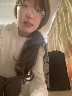 ️极品眼镜骚妹【xiaomugouya】非常反差的肥臀眼镜妹子白丝黑丝跳蛋自慰 截图8