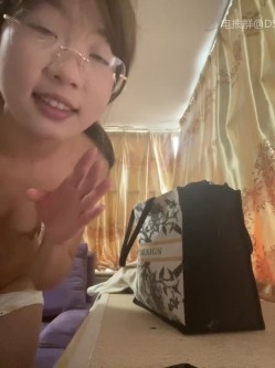 ️极品眼镜骚妹【xiaomugouya】非常反差的肥臀眼镜妹子白丝黑丝跳蛋自慰 截图11