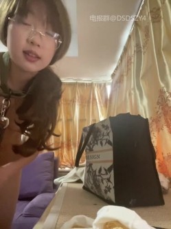 ️极品眼镜骚妹【xiaomugouya】非常反差的肥臀眼镜妹子白丝黑丝跳蛋自慰 截图13