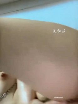 高颜长腿骚货『美杜莎』最新淫乱群交私拍 网咖包厢群P淫乱 职业装被上司强上 高清720P版 截图5