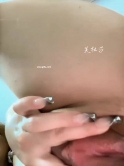 高颜长腿骚货『美杜莎』最新淫乱群交私拍 网咖包厢群P淫乱 职业装被上司强上 高清720P版 截图12