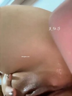 高颜长腿骚货『美杜莎』最新淫乱群交私拍 网咖包厢群P淫乱 职业装被上司强上 高清720P版 截图13