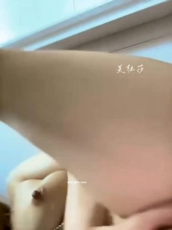 高颜长腿骚货『美杜莎』最新淫乱群交私拍 网咖包厢群P淫乱 职业装被上司强上 高清720P版 截图16