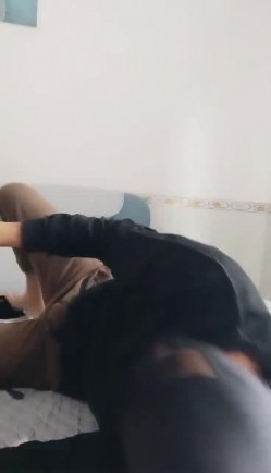 骚气大奶妹子演绎勾引修水管工人啪啪 深喉口交道具自慰后入大屁股猛操 截图6