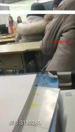边上课边跳蛋的感觉【大三小依依】跳蛋藏逼上课那才叫爽 到了下课急着跑厕所喷 截图7