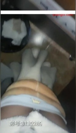 边上课边跳蛋的感觉【大三小依依】跳蛋藏逼上课那才叫爽 到了下课急着跑厕所喷 截图10