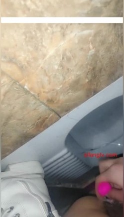 边上课边跳蛋的感觉【大三小依依】跳蛋藏逼上课那才叫爽 到了下课急着跑厕所喷 截图13