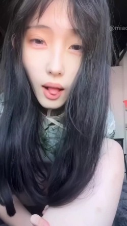 抖音微博究极反差高颜露脸女大【张人o】无水隐私流出，宿舍自慰性爱，典型表里不一母狗 截图2