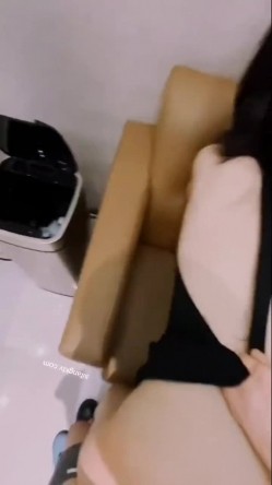 漂亮美眉吃鸡啪啪 在镜子前撅着屁屁被无套后入 吐着舌头很乖的小母狗 截图9