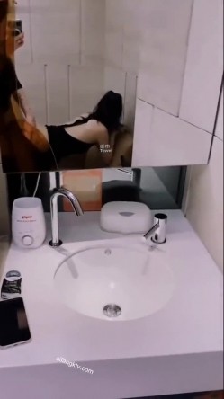 漂亮美眉吃鸡啪啪 在镜子前撅着屁屁被无套后入 吐着舌头很乖的小母狗 截图11
