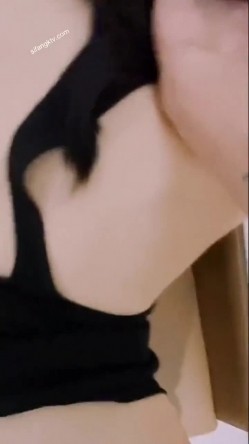 漂亮美眉吃鸡啪啪 在镜子前撅着屁屁被无套后入 吐着舌头很乖的小母狗 截图15
