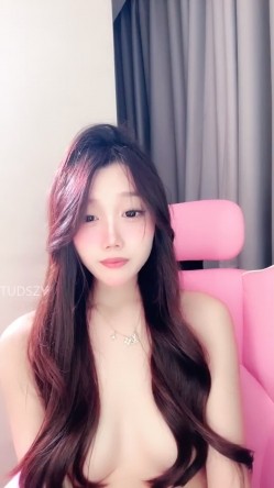 ️神级女神【董小姐】高端女神！模特身材~裸舞~道具自慰~白浆直流！ 截图3