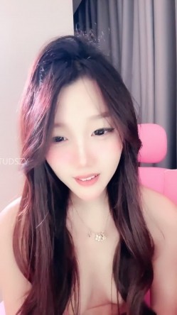 ️神级女神【董小姐】高端女神！模特身材~裸舞~道具自慰~白浆直流！ 截图11
