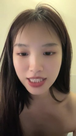 极品颜值妹妹！近期下海激情自慰！从下往上视角，振动棒磨骚逼，慢慢插入，娇喘呻吟不断 截图4