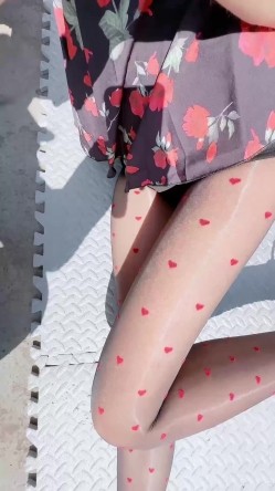 淫腿女神小姨子 - 在天台玩震动棒太骚了 嘴里还要吸着肉棒才满足 爆插开档丝袜小浪穴 淫荡中出精液 截图1