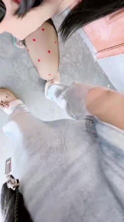 淫腿女神小姨子 - 在天台玩震动棒太骚了 嘴里还要吸着肉棒才满足 爆插开档丝袜小浪穴 淫荡中出精液 截图3