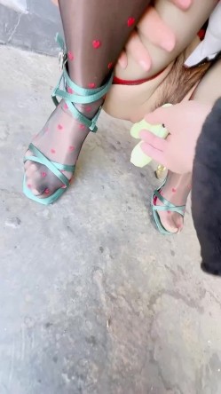 淫腿女神小姨子 - 在天台玩震动棒太骚了 嘴里还要吸着肉棒才满足 爆插开档丝袜小浪穴 淫荡中出精液 截图4