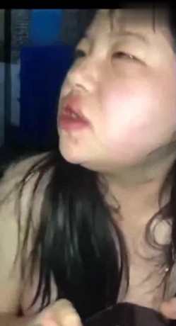 校园暴力大奶妹子欠了同学700块高利贷 ️被同学脱光衣服折磨脸都打肿了好可怜 截图3