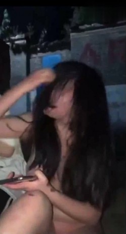 校园暴力大奶妹子欠了同学700块高利贷 ️被同学脱光衣服折磨脸都打肿了好可怜 截图6