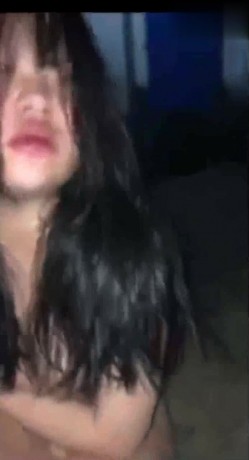 校园暴力大奶妹子欠了同学700块高利贷 ️被同学脱光衣服折磨脸都打肿了好可怜 截图10