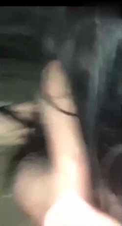 校园暴力大奶妹子欠了同学700块高利贷 ️被同学脱光衣服折磨脸都打肿了好可怜 截图12
